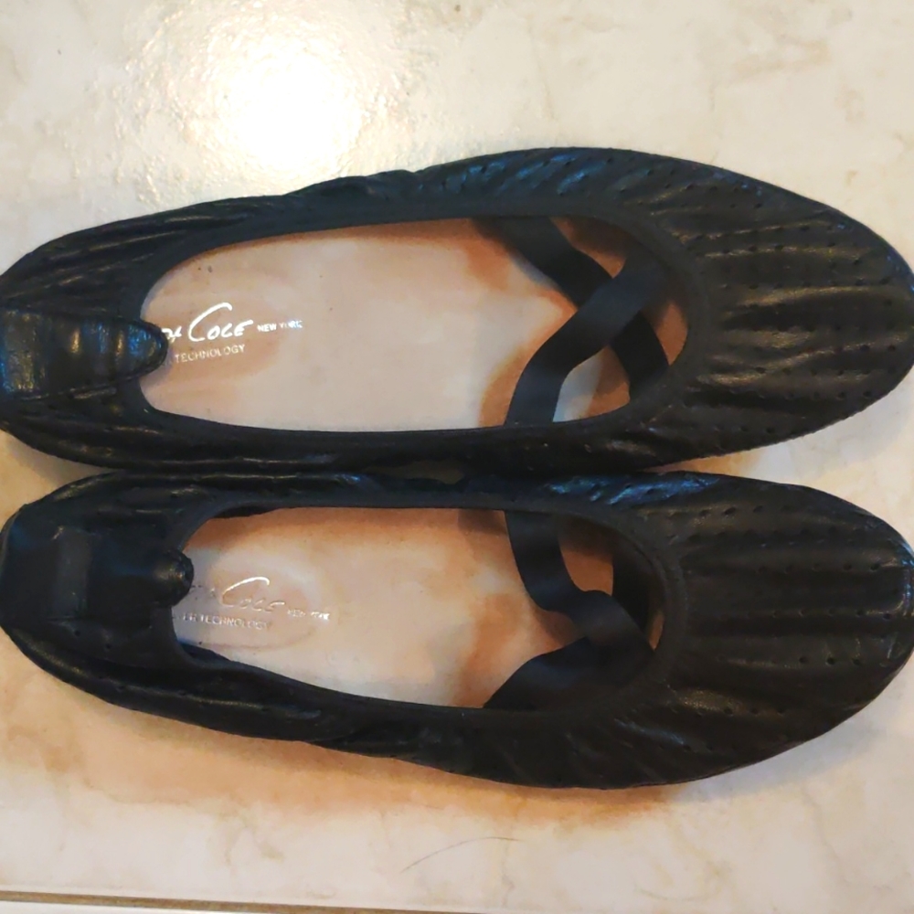Kenneth Cole sporty black mesh ballet flats size 6. (Fits more like 6.5)